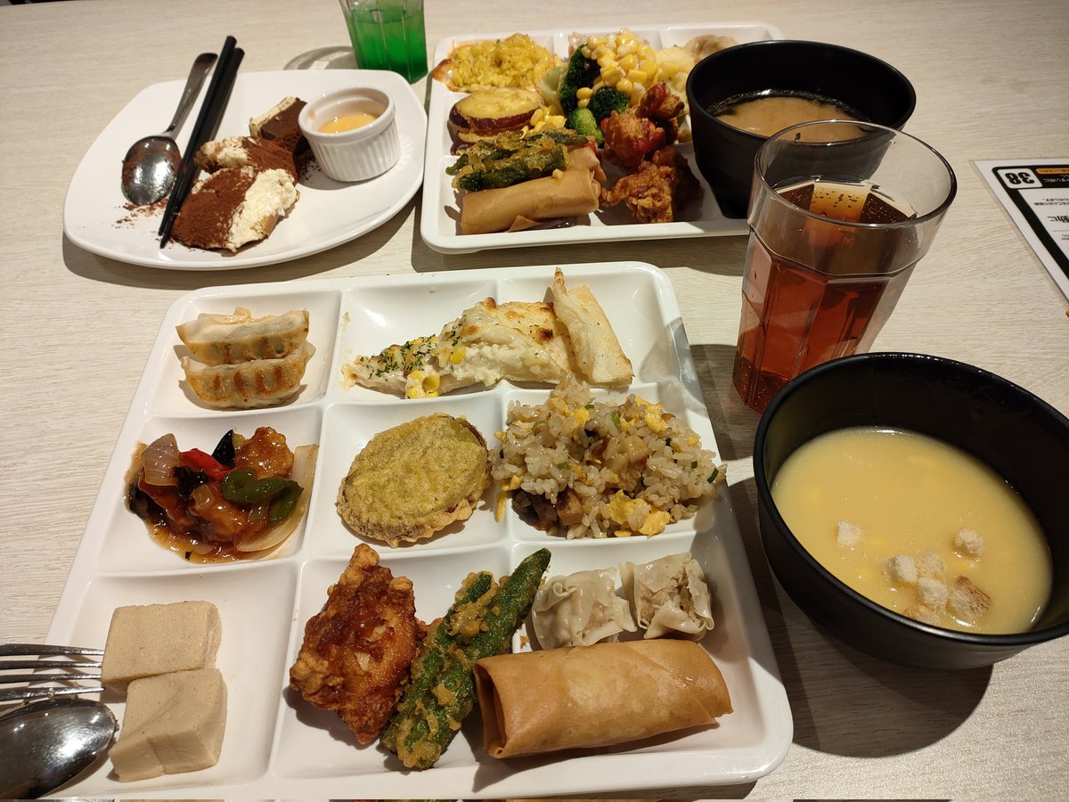 yukinao710's tweet photo. 5/5(木)親友のKちゃんと地元にて😋🍽️✨🚙💨
ランチ👉パフェ👉バイキング。。
どんだけ食べるねんって自分にツッコミを入れつつ美味しいからついつい食べてもーた💦🤦
Kちゃん✨またおデートしよーね😘
#奈良
#シュリンプチャップリン
#cafenatural
#神戸クックワールドビュッフェ
#いちごパフェ最強 https://t.co/Ox3f0s6LtA