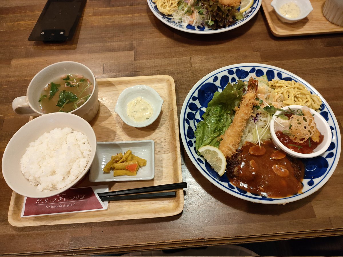 yukinao710's tweet photo. 5/5(木)親友のKちゃんと地元にて😋🍽️✨🚙💨
ランチ👉パフェ👉バイキング。。
どんだけ食べるねんって自分にツッコミを入れつつ美味しいからついつい食べてもーた💦🤦
Kちゃん✨またおデートしよーね😘
#奈良
#シュリンプチャップリン
#cafenatural
#神戸クックワールドビュッフェ
#いちごパフェ最強 https://t.co/Ox3f0s6LtA