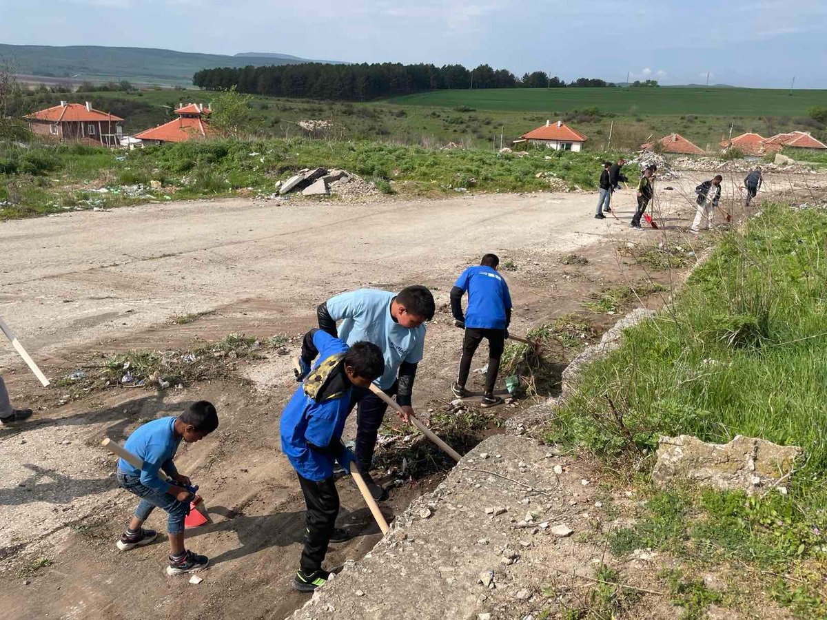 ROMACT_EC_CoE's tweet photo. 3⃣0⃣ volunteers, 4⃣0⃣0⃣ bin bags, 6⃣ new garbage containers and 1⃣🏀court
Thanks to #ROMACT support , #Dalgopol 🇧🇬#localgov & #communityactiongroup cooperation, 450 inhabitants from Roma neighbourhood will enjoy a cleaner living environment & the children a place to play
#EU4Roma https://t.co/KTfUqb2bpE