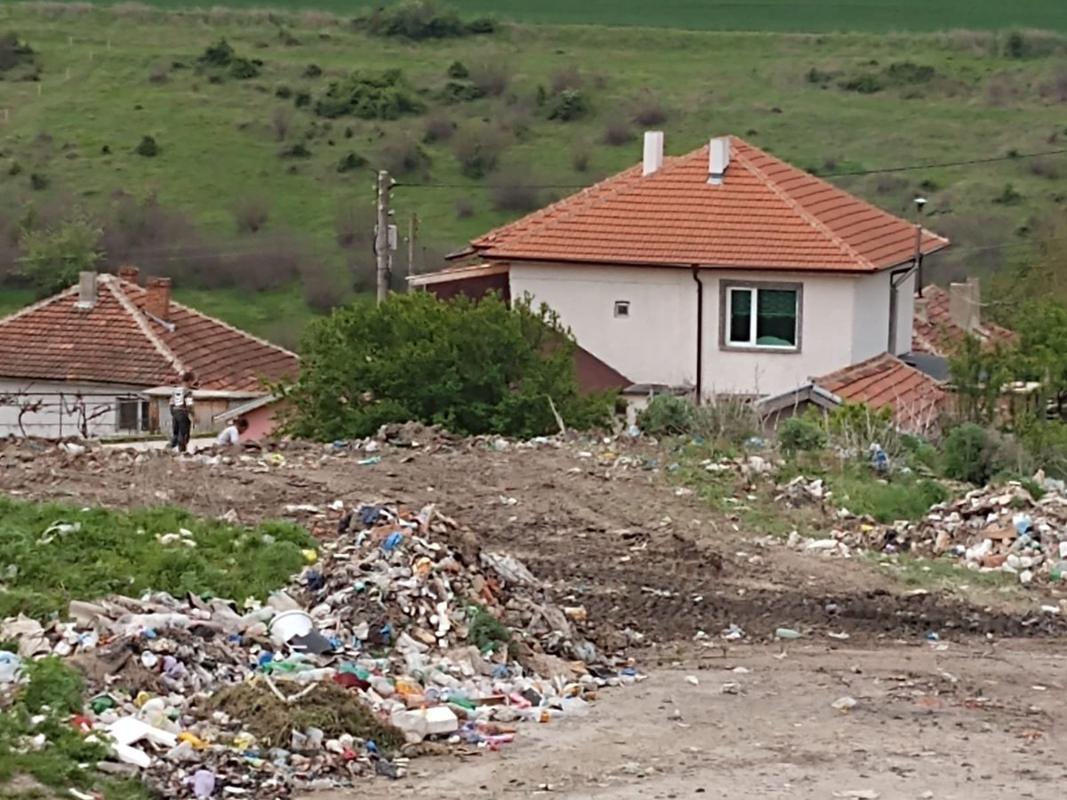 ROMACT_EC_CoE's tweet photo. 3⃣0⃣ volunteers, 4⃣0⃣0⃣ bin bags, 6⃣ new garbage containers and 1⃣🏀court
Thanks to #ROMACT support , #Dalgopol 🇧🇬#localgov & #communityactiongroup cooperation, 450 inhabitants from Roma neighbourhood will enjoy a cleaner living environment & the children a place to play
#EU4Roma https://t.co/KTfUqb2bpE