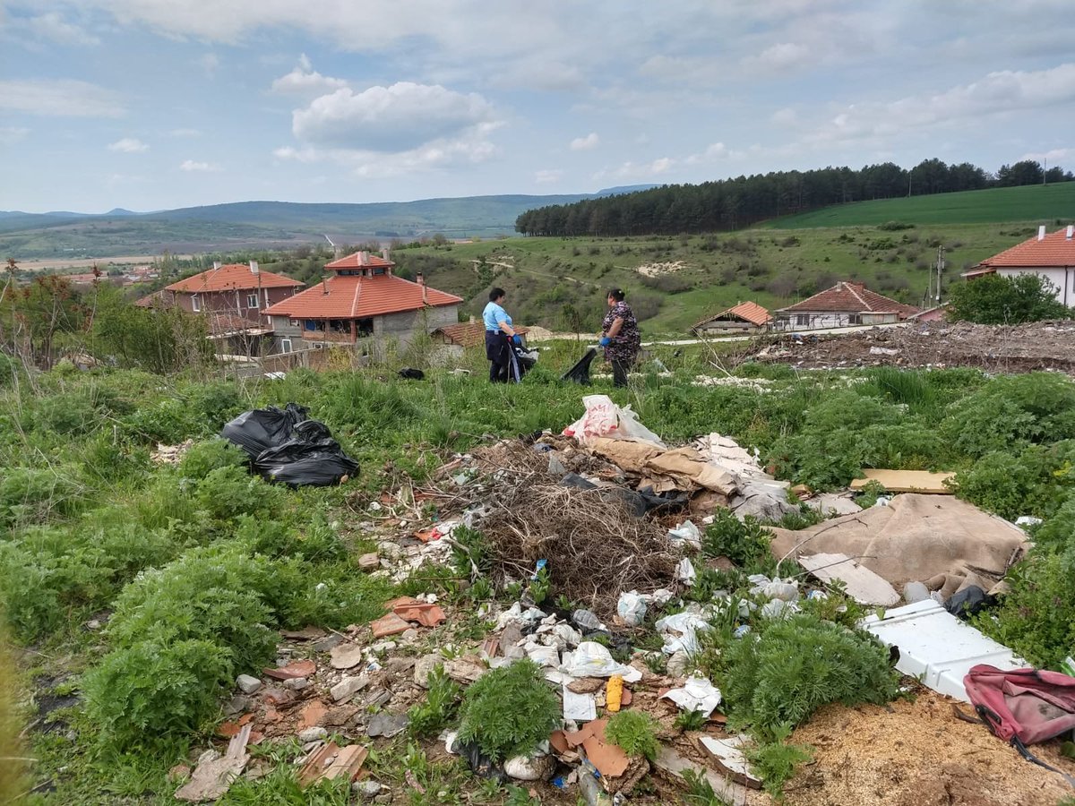 ROMACT_EC_CoE's tweet photo. 3⃣0⃣ volunteers, 4⃣0⃣0⃣ bin bags, 6⃣ new garbage containers and 1⃣🏀court
Thanks to #ROMACT support , #Dalgopol 🇧🇬#localgov & #communityactiongroup cooperation, 450 inhabitants from Roma neighbourhood will enjoy a cleaner living environment & the children a place to play
#EU4Roma https://t.co/KTfUqb2bpE