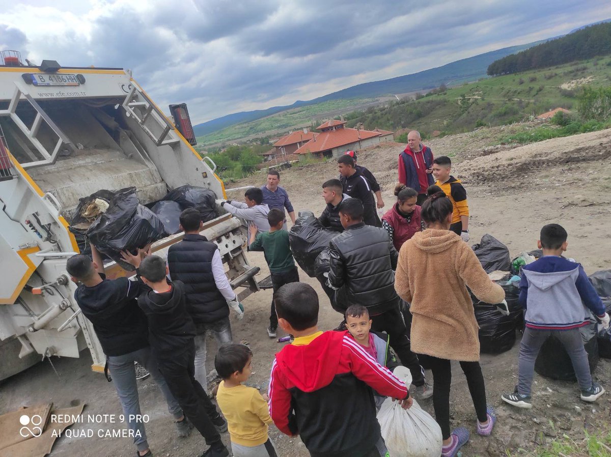 ROMACT_EC_CoE's tweet photo. 3⃣0⃣ volunteers, 4⃣0⃣0⃣ bin bags, 6⃣ new garbage containers and 1⃣🏀court
Thanks to #ROMACT support , #Dalgopol 🇧🇬#localgov & #communityactiongroup cooperation, 450 inhabitants from Roma neighbourhood will enjoy a cleaner living environment & the children a place to play
#EU4Roma https://t.co/KTfUqb2bpE