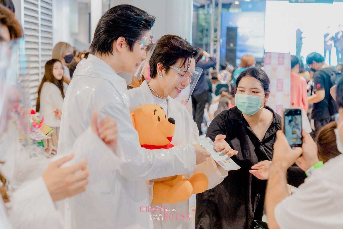 gg_chavanvit's tweet photo. ขอบคุณทุกคนที่มาร่วมงานนะค้าบ งานครั้งหน้าพวกเราทุกคนจะตั้งใจและทำให้ดีกว่าเดิมนะค้าบ ฝากผลงาน ซีรี่ย์Ghosthost Ghosthouse และเข้ามาคุยกับพวกเราได้ที่ Applitcation Vibie live ได้นะค้าบ 
#GhostHostGhostHouse #idolexchangexGHGHseries #รักเล่าเรื่องผี #GHGHseries https://t.co/1EtRECTuBN