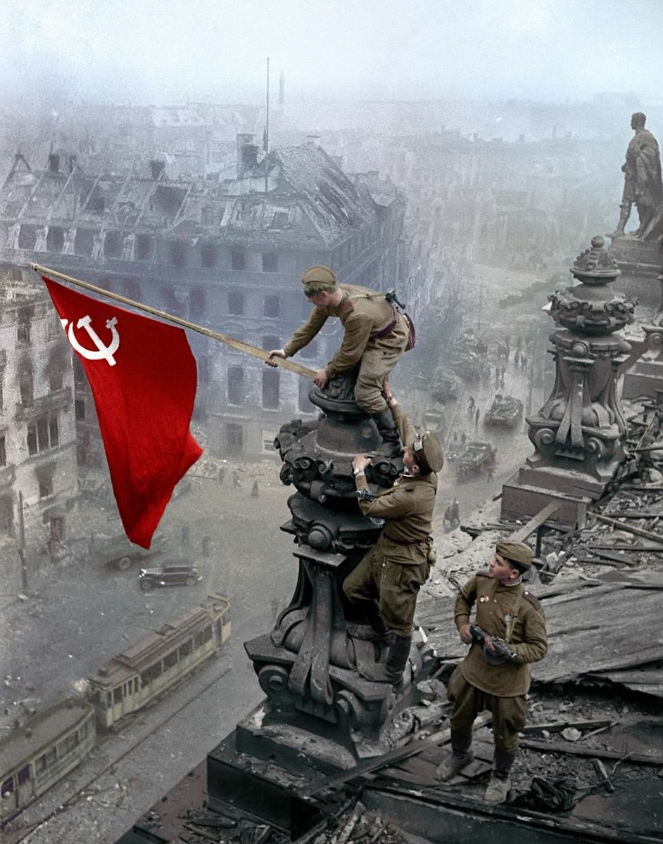 estudantesantif's tweet photo. [MEMÓRIA ANTIFASCISTA]
Há 77 anos, o exército vermelho acabava com o nazifascismo, após fulminar as divisons da Alemanha hitleriana. O fasZismo deve ser esmagado! https://t.co/rTRMR9s37e