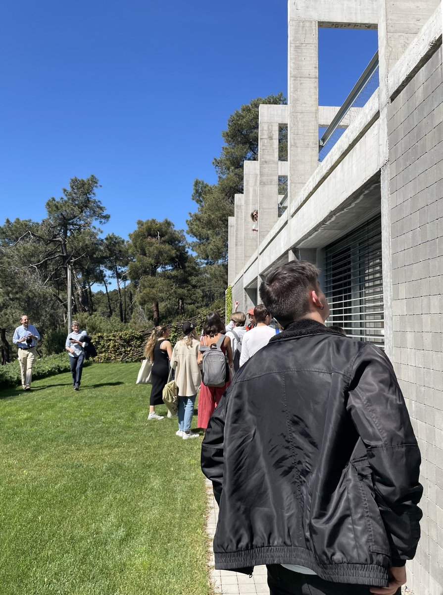 landinezrey_arq's tweet photo. Tras su exposición en la #ETSAM - #upm visitamos la CASA en ABANTOS con José María Sánchez García, el profesor Javier Girón y los alumnos de Geometría y Dibujo de la Arquitectura II [  #gDA2 ] Otra vez un día de clase se convierte en algo excepcional https://t.co/oqbqllBbIS