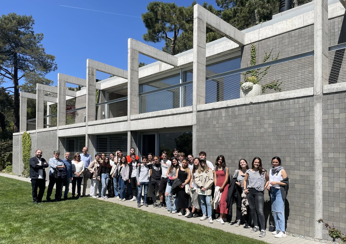 landinezrey_arq's tweet photo. Tras su exposición en la #ETSAM - #upm visitamos la CASA en ABANTOS con José María Sánchez García, el profesor Javier Girón y los alumnos de Geometría y Dibujo de la Arquitectura II [  #gDA2 ] Otra vez un día de clase se convierte en algo excepcional https://t.co/oqbqllBbIS