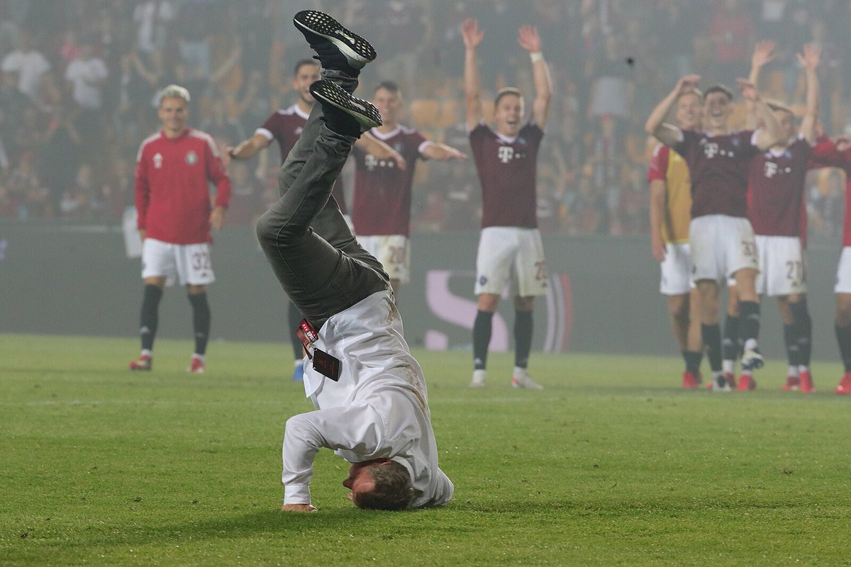 SammaelRose's tweet image. Au! To muselo bolet! Paparazzi zachytili jak byl kouč Vrba vyhozen z letenského stadionu. 
#vrba #konec #sparta