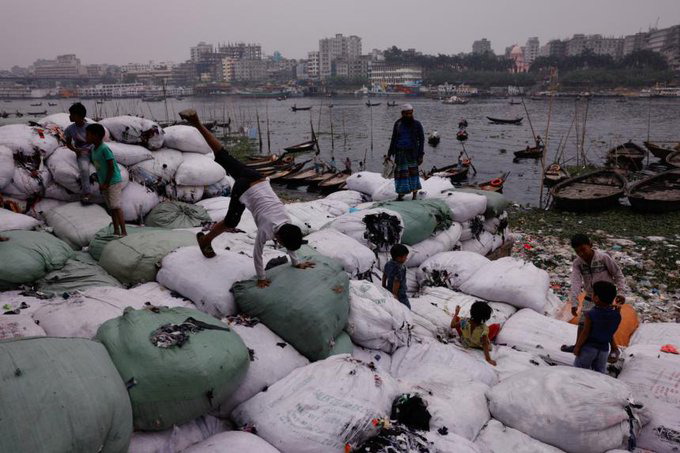 FarinIslamm's tweet photo. Climate disasters drive Bangladesh children from classrooms to work

#Bangladesh #CycloneAsani 
#work #children https://t.co/m0BFI1yOt7