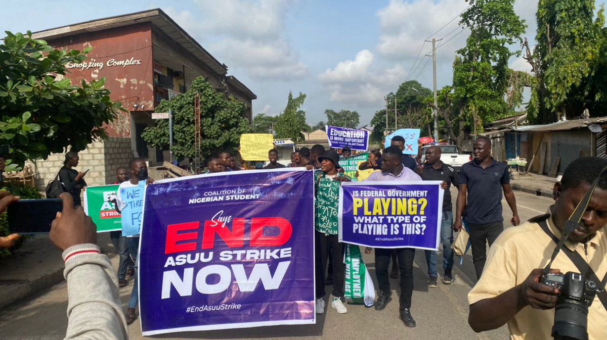 Wizzypaid's tweet photo. Don’t say anything. Just retweet #ASUU #EndASUUStrike Retweet Agressively. If you are around Unilag, join them.  The security operatives there are for protection and not to harm you. We are Tired of this FG, please Asuu and it’s members. https://t.co/mNSDxlPUeh