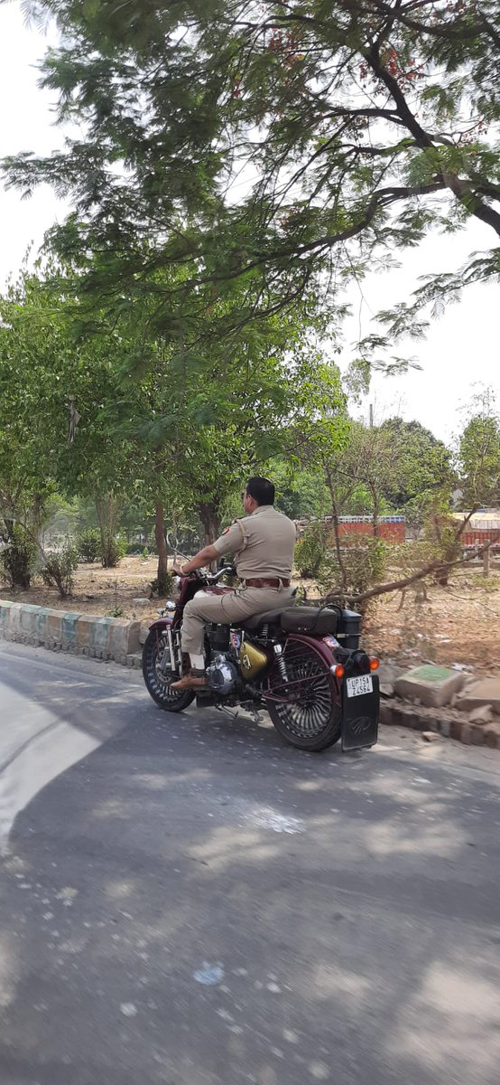 devnarayanshiva's tweet image. साहब दुर्घटना बताकर नही आती 
कानून का रखवाला कानून तोड़ता हुआ
हेलमेट घर मे भूल गये या थाने में ।
या खरीदा ही नही 
Photo click on ghaziabad road 
UP15AZ4564
#teamterminator 
@SANTOSHKUMAR011
Mob. 9811976690
@uptrafficpolice @ghaziabad_sp @ghaziabadpolice