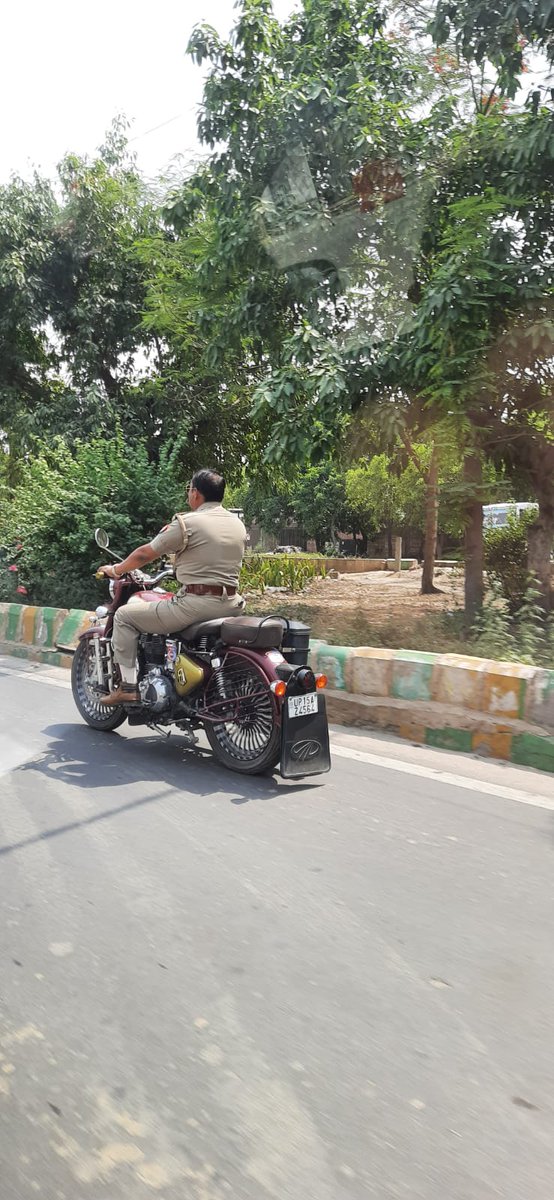 devnarayanshiva's tweet image. साहब दुर्घटना बताकर नही आती 
कानून का रखवाला कानून तोड़ता हुआ
हेलमेट घर मे भूल गये या थाने में ।
या खरीदा ही नही 
Photo click on ghaziabad road 
UP15AZ4564
#teamterminator 
@SANTOSHKUMAR011
Mob. 9811976690
@uptrafficpolice @ghaziabad_sp @ghaziabadpolice