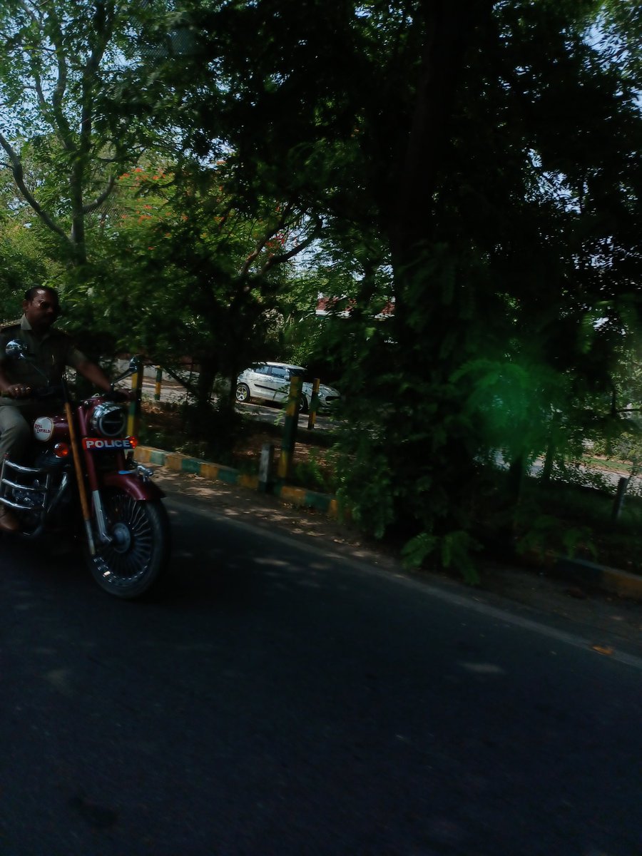 devnarayanshiva's tweet image. साहब दुर्घटना बताकर नही आती 
कानून का रखवाला कानून तोड़ता हुआ
हेलमेट घर मे भूल गये या थाने में ।
या खरीदा ही नही 
Photo click on ghaziabad road 
UP15AZ4564
#teamterminator 
@SANTOSHKUMAR011
Mob. 9811976690
@uptrafficpolice @ghaziabad_sp @ghaziabadpolice