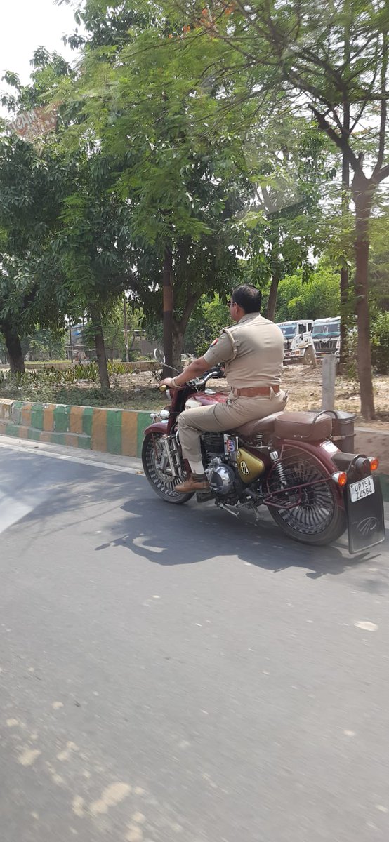 devnarayanshiva's tweet image. साहब दुर्घटना बताकर नही आती 
कानून का रखवाला कानून तोड़ता हुआ
हेलमेट घर मे भूल गये या थाने में ।
या खरीदा ही नही 
Photo click on ghaziabad road 
UP15AZ4564
#teamterminator 
@SANTOSHKUMAR011
Mob. 9811976690
@uptrafficpolice @ghaziabad_sp @ghaziabadpolice