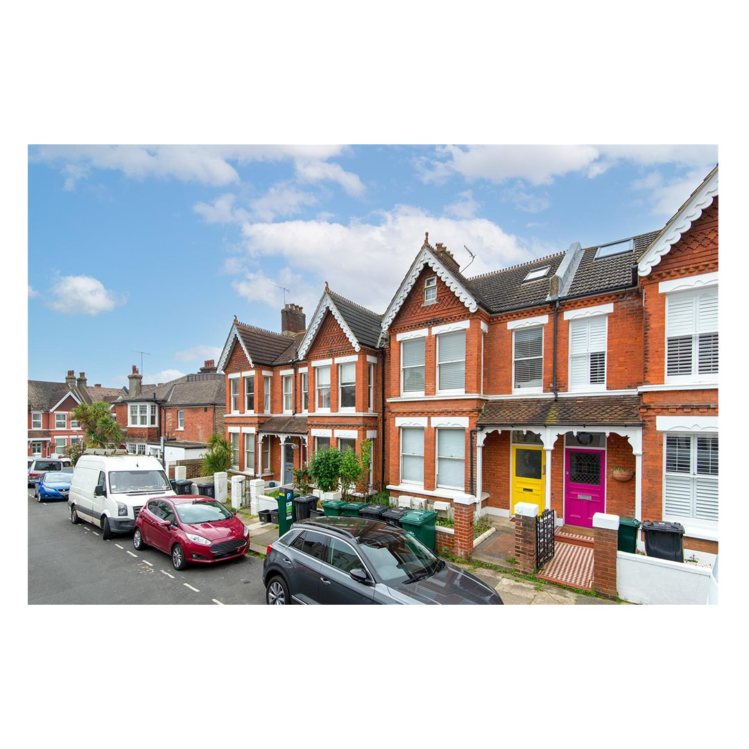 LextonsAgent's tweet photo. Sales - Set inside a distinctive red brick Edwardian conversion, the bustling cafes, shops and restaurants of Seven Dials and Western Road are within easy reach, along with both Brighton and Hove mainline train stations.

Click here for more details: https://t.co/p9e1goRSU7 https://t.co/Eft0mcFapT