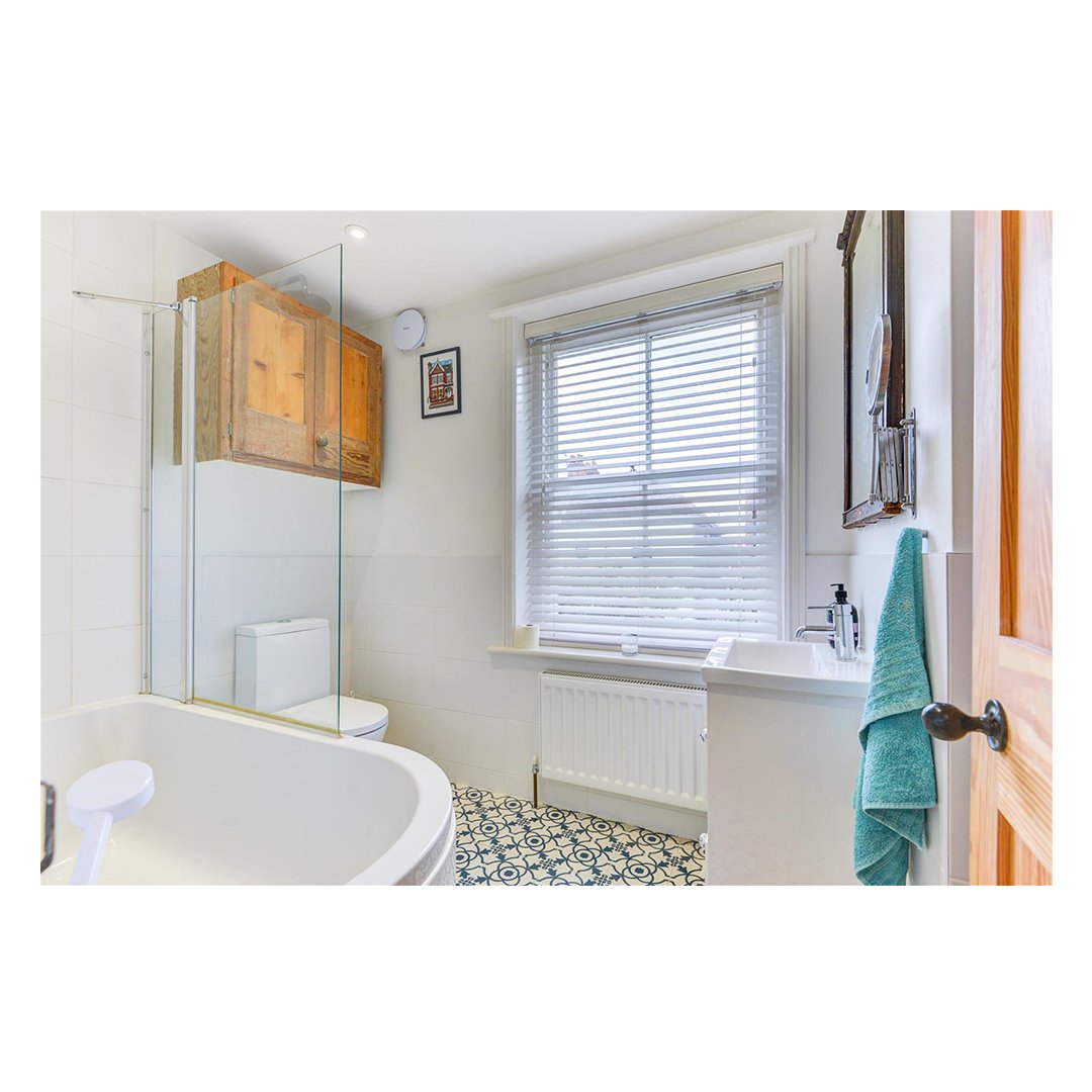 Sales - Set inside a distinctive red brick Edwardian conversion, the bustling cafes, shops and restaurants of Seven Dials and Western Road are within easy reach, along with both Brighton and Hove mainline train stations.

Click here for more details: lextons.co.uk/property-detai…