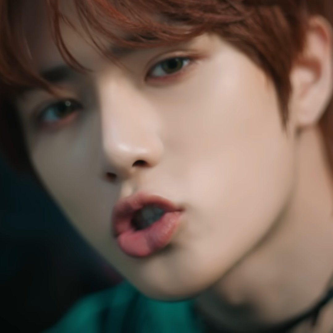 yjchwe's tweet photo. this beomgyu                  this yeonjun https://t.co/AbeH5kNiZa