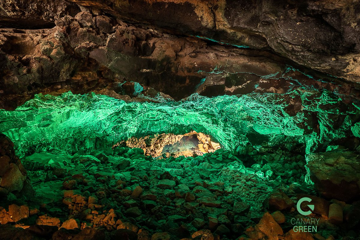 CanIslandsGreen's tweet photo. During our visit to #Lanzarote, we had a day dedicated to learning more about #CésarManrique.
The #Jameos del Agua cave is the product of the ceiling collapse of a lava tube formed more than 3,000 years ago, when the #eruption of the Corona volcano took place.🌋

📸: @hvmansocial https://t.co/wkhA1yz01A