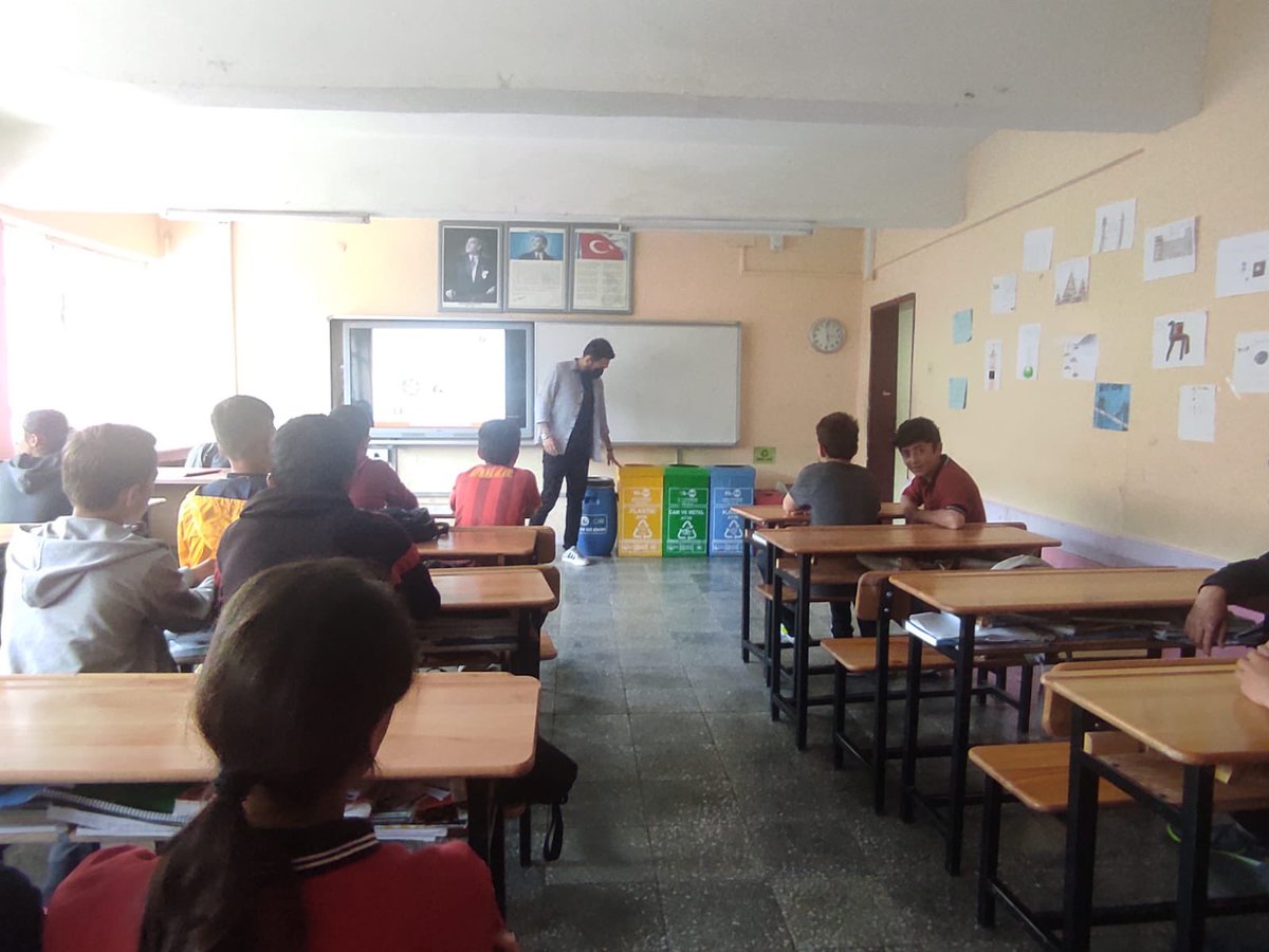 zaramem58's tweet photo. Temel Eğitimde 10000 okul projesi kapsamında Şehit Teğmen Hacı Bayram Elmas Yatılı Bölge Ortaokulu öğrencilerimize    Trafik Güvenliği ve Yangınla Mücadele eğitimi verildi.
@ZaraKaymakamlik @AslanErguven @umit_karakus https://t.co/N8f47M8yol