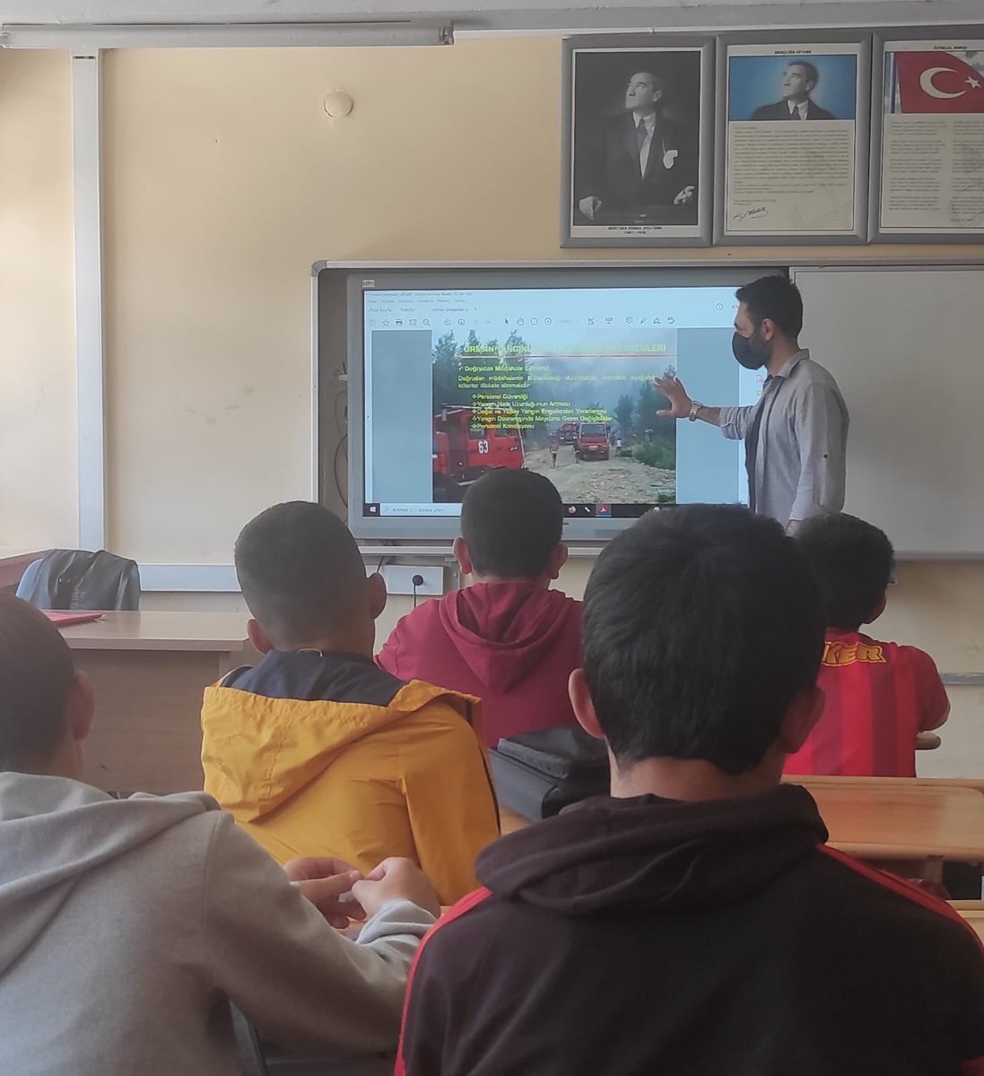 zaramem58's tweet photo. Temel Eğitimde 10000 okul projesi kapsamında Şehit Teğmen Hacı Bayram Elmas Yatılı Bölge Ortaokulu öğrencilerimize    Trafik Güvenliği ve Yangınla Mücadele eğitimi verildi.
@ZaraKaymakamlik @AslanErguven @umit_karakus https://t.co/N8f47M8yol