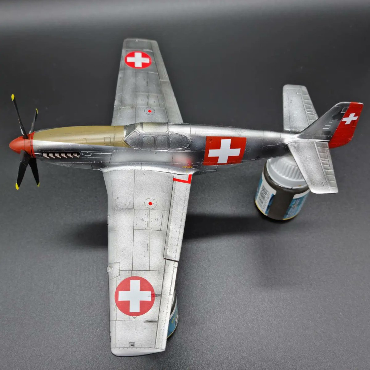 rustyscale_show's tweet image. Ok ive quite been busy lately (holiday &amp;amp; celebrating 10 (!) years being married💝), but heres a nice update on my #p51 #icmmodels with Swiss markings. 
Decals are all applied and yesterday i started panel line washing on the right wing and did it on all the small parts.
#KITOFF22
