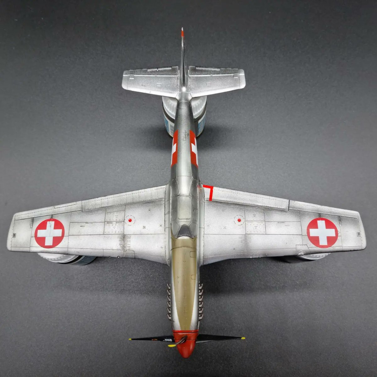 rustyscale_show's tweet image. Ok ive quite been busy lately (holiday &amp;amp; celebrating 10 (!) years being married💝), but heres a nice update on my #p51 #icmmodels with Swiss markings. 
Decals are all applied and yesterday i started panel line washing on the right wing and did it on all the small parts.
#KITOFF22