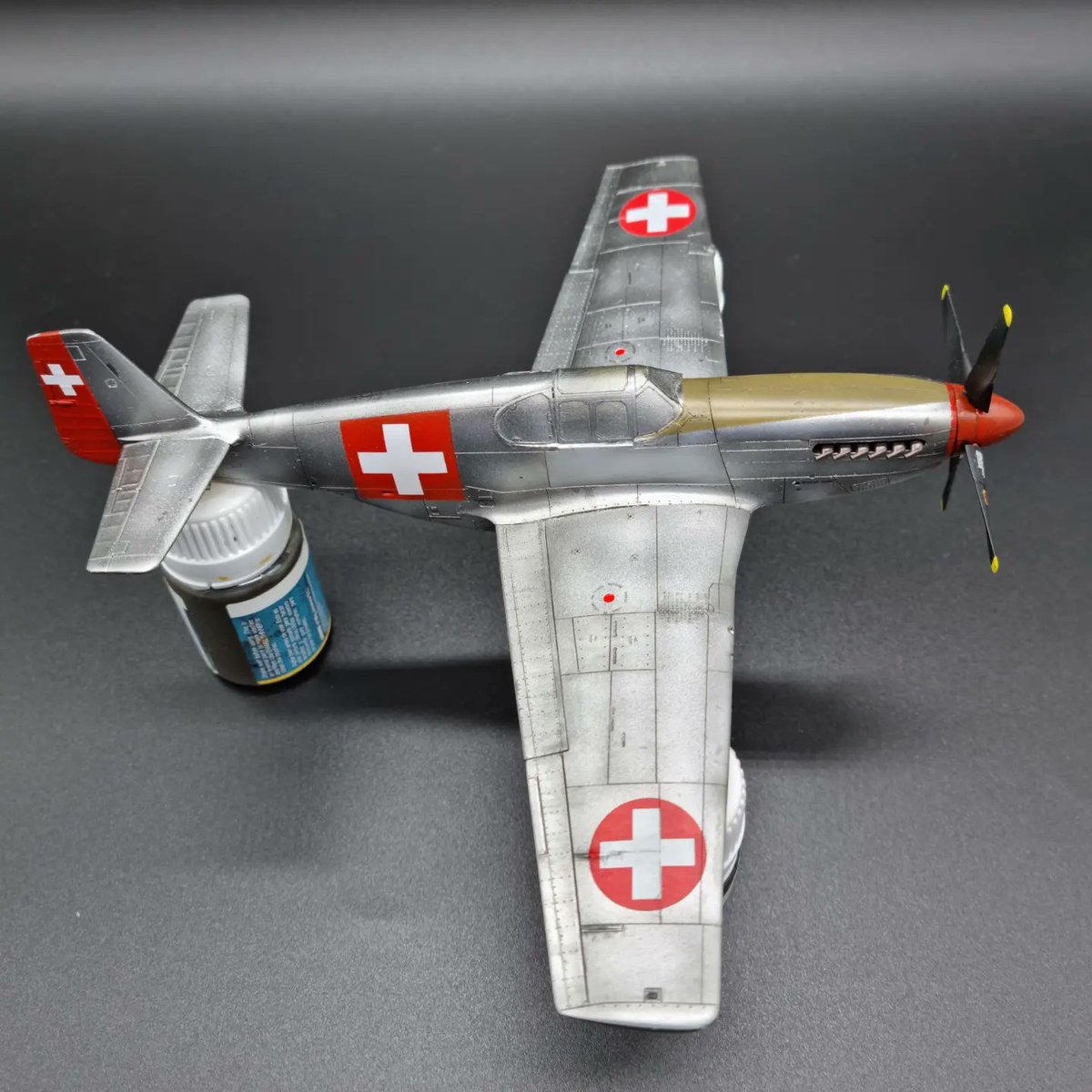rustyscale_show's tweet image. Ok ive quite been busy lately (holiday &amp;amp; celebrating 10 (!) years being married💝), but heres a nice update on my #p51 #icmmodels with Swiss markings. 
Decals are all applied and yesterday i started panel line washing on the right wing and did it on all the small parts.
#KITOFF22