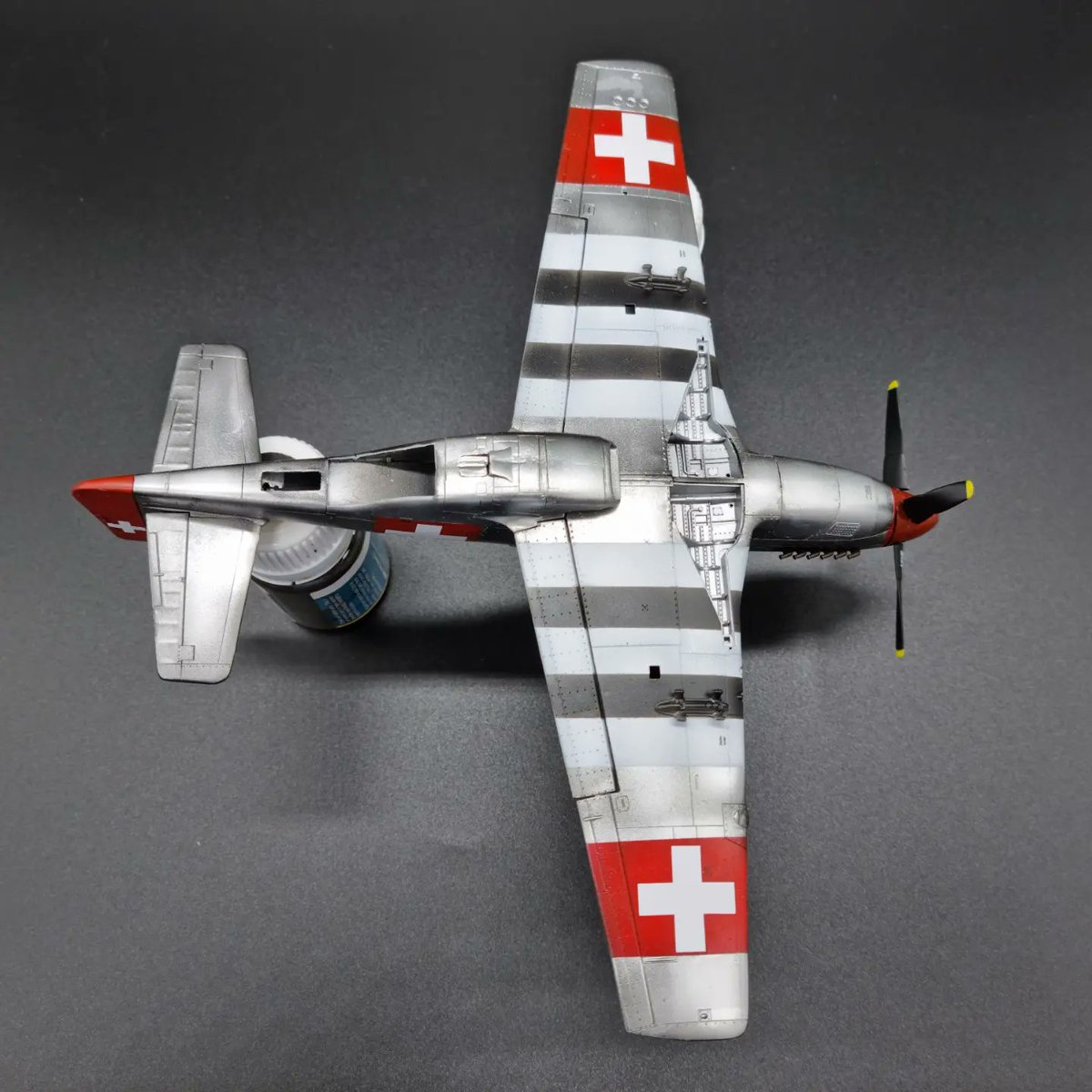 rustyscale_show's tweet image. Ok ive quite been busy lately (holiday &amp;amp; celebrating 10 (!) years being married💝), but heres a nice update on my #p51 #icmmodels with Swiss markings. 
Decals are all applied and yesterday i started panel line washing on the right wing and did it on all the small parts.
#KITOFF22
