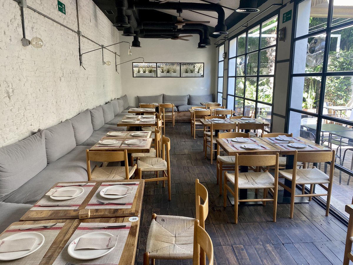 NoloNefer4's tweet photo. Hoy hacemos nuestro Directo Marca Sevilla desde el restaurante Leña al Lomo. Magnífico sitio con un género espectacular 🙌🏻🙌🏻🔝🔝📻📻 https://t.co/mvBymyEXjj