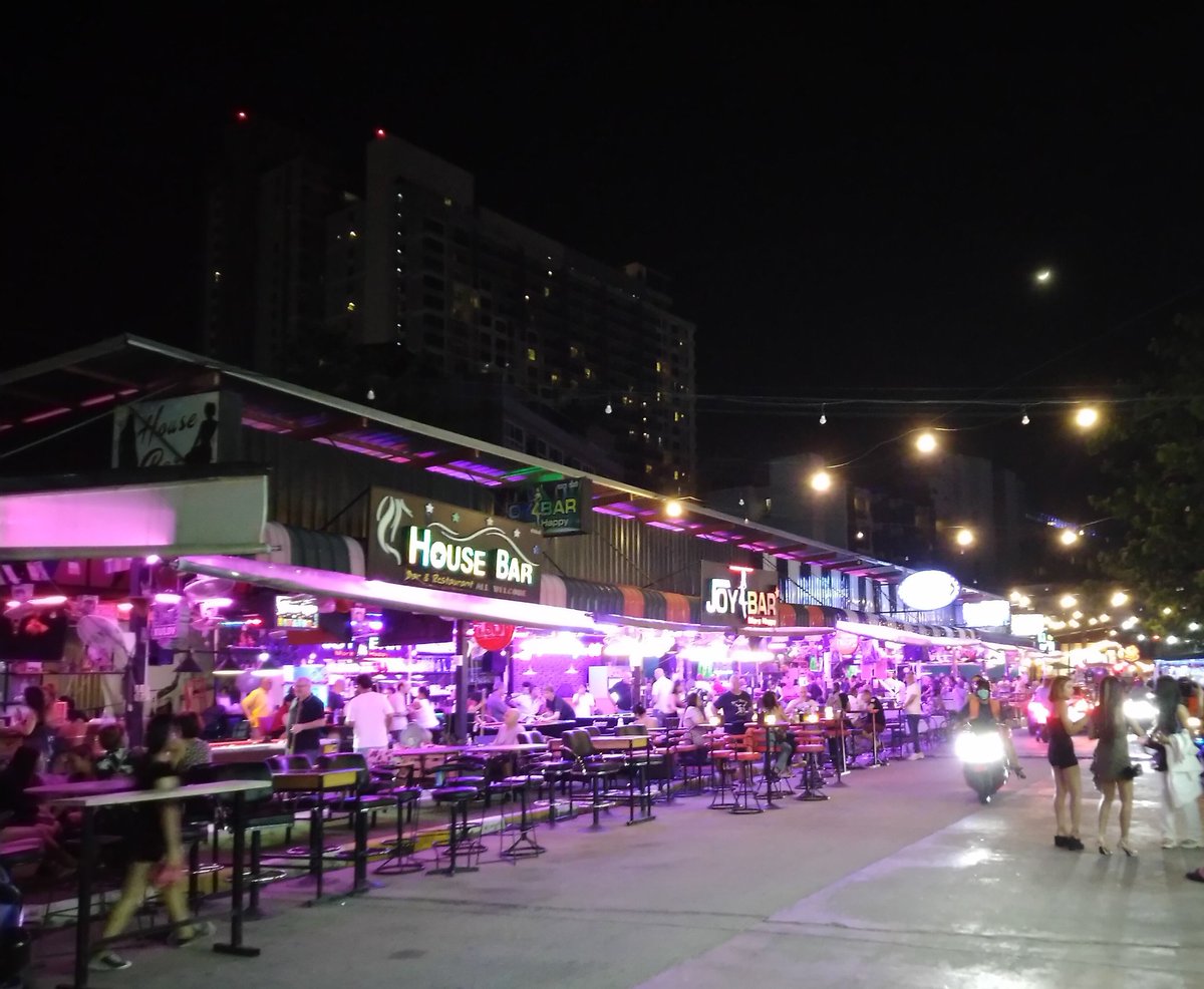 PattayaSeven7's tweet photo. The left side of Tree Town,  Pattaya #Thailand #beerbars #BEER #asiangirlsonline https://t.co/s2jmnNe0iI