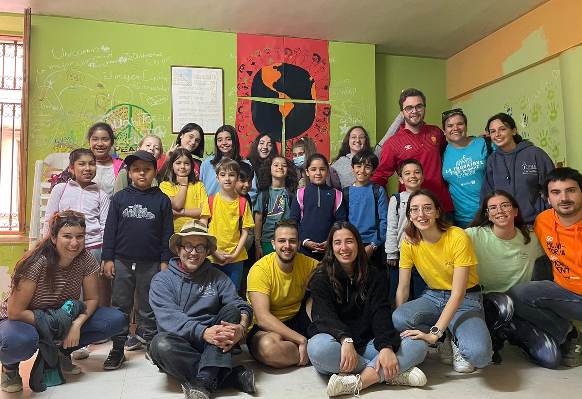 esplaisMCECC's tweet photo. Membres del Consell directiu i l'Equip Tècnic han visitat aquest cap de setmana els Esplais de Mallorca!

Van poder xerrar amb el Grup d'Esplai @binitrui i compartir una estona de cançoner i guitarra amb el Club d'Esplai Sa Calatrava.

#somMoviment som @esplaisMCECC 💪🧡 https://t.co/4HOiRhvniX