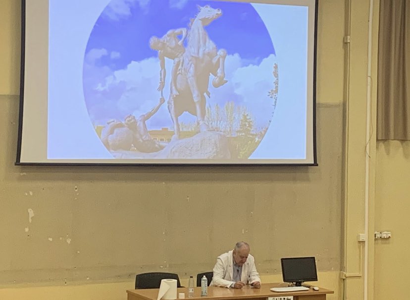 isabeleiva2's tweet photo. Última clase de Javier Pérez Frías, catedrático de Pediatría, un ejemplo de genialidad, humildad y generosidad. Nos ha enseñado que solo puede liderar quien ya no desea nada para él y solo lucha para que su equipo consiga sus sueños. https://t.co/4N02jjlvUA