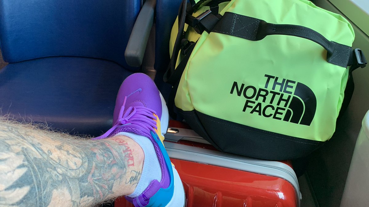 MrLelluus's tweet photo. Business travel. 🫣 https://t.co/8nwj8ZugEl