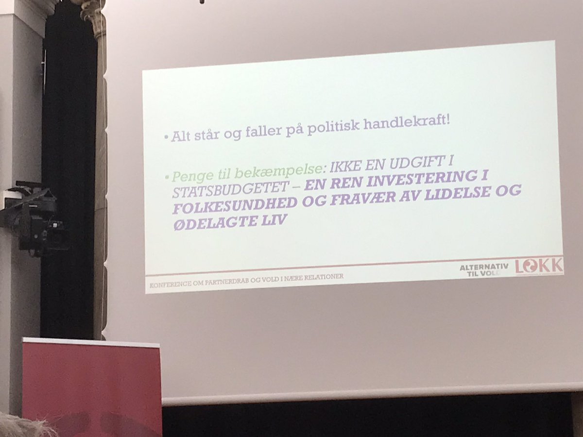 ThomsenNinna's tweet photo. Hvis vi handler på vold i hjemmet sparer vi samfundet for mia. udgifter. Vi har samtidig masser af viden. Dermed står og falder alt på politisk handlekraft. Stærkt oplæg fra Marius Råkil @AlternativtilAN på @LOKK_dk konference #stopvolden https://t.co/beIx4NEDOF