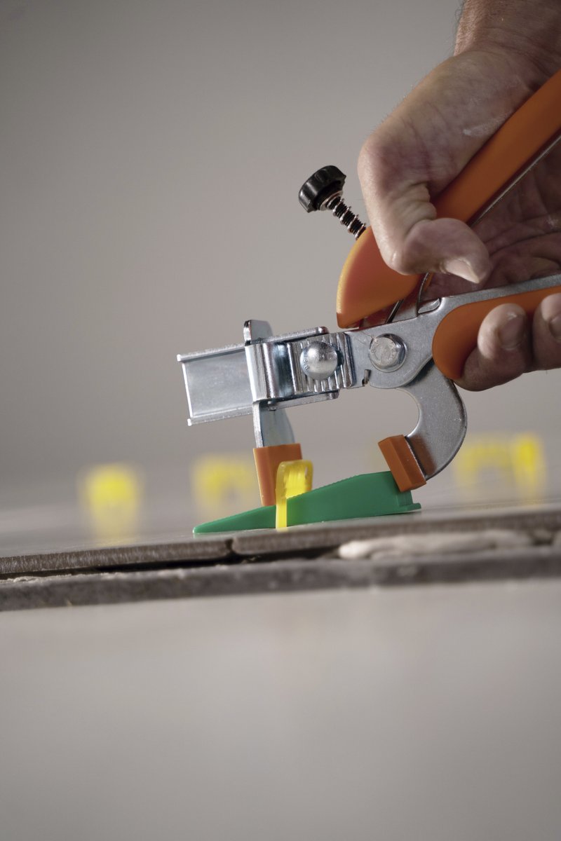 Suimco_Spain's tweet photo. La utilización del sistema 4 LEVEL es rápida y sencilla: se colocan las bases, se insertan y se aprietan las cuñas con la pinza, una vez transcurrido el tiempo indicado por el fabricante para el correcto fraguado del adhesivo se retira golpeando con una maza. #sistemanivelación https://t.co/zy5467y0gt