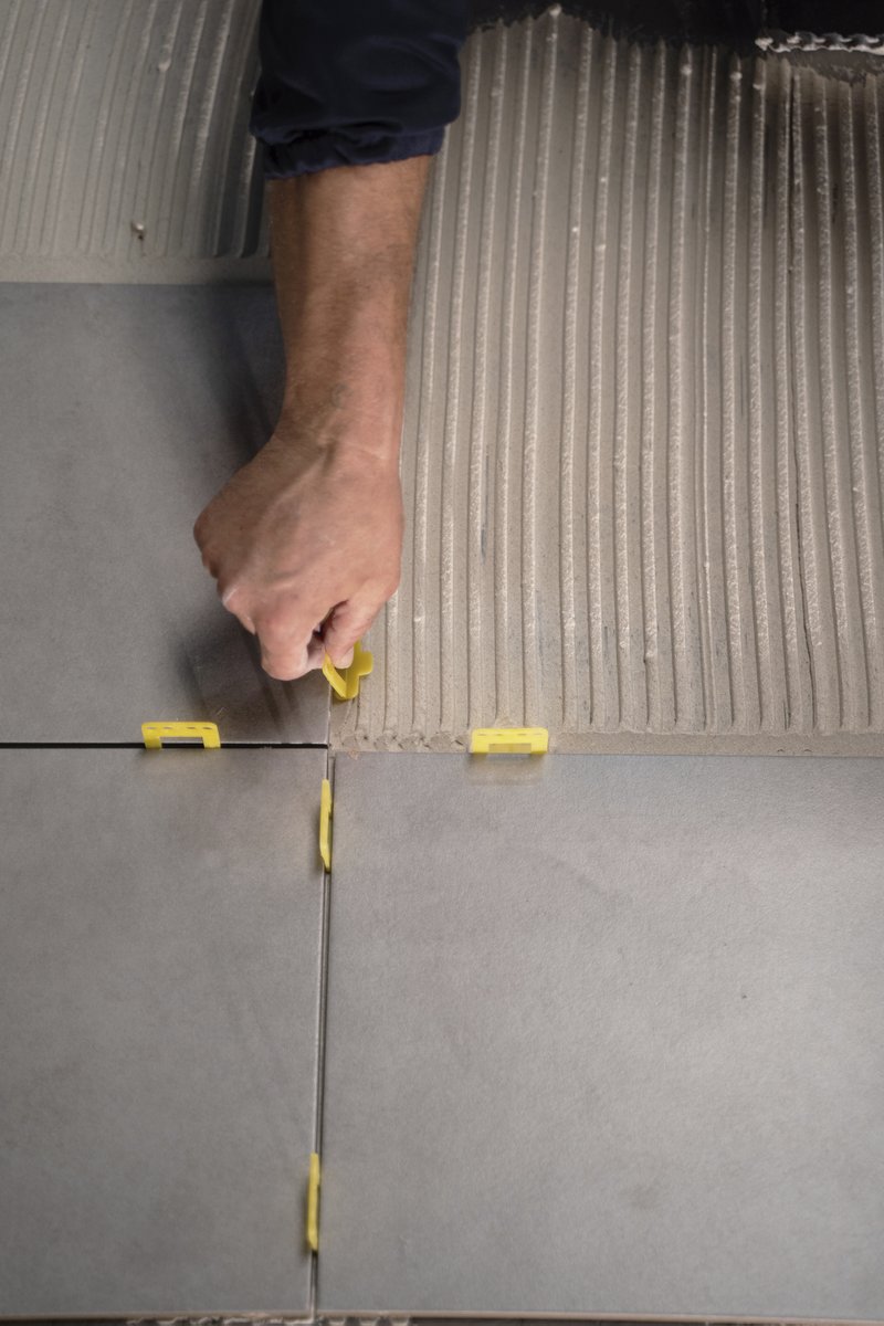 Suimco_Spain's tweet photo. La utilización del sistema 4 LEVEL es rápida y sencilla: se colocan las bases, se insertan y se aprietan las cuñas con la pinza, una vez transcurrido el tiempo indicado por el fabricante para el correcto fraguado del adhesivo se retira golpeando con una maza. #sistemanivelación https://t.co/zy5467y0gt