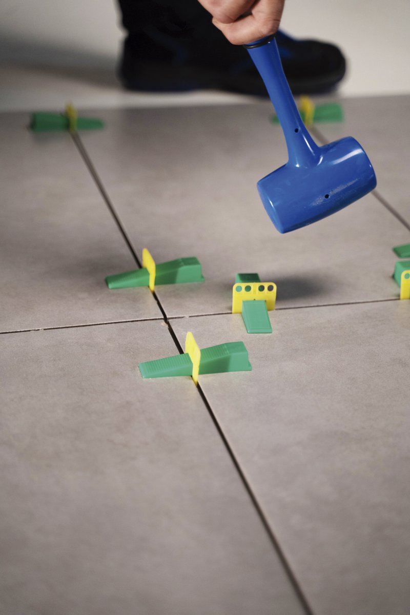 Suimco_Spain's tweet photo. La utilización del sistema 4 LEVEL es rápida y sencilla: se colocan las bases, se insertan y se aprietan las cuñas con la pinza, una vez transcurrido el tiempo indicado por el fabricante para el correcto fraguado del adhesivo se retira golpeando con una maza. #sistemanivelación https://t.co/zy5467y0gt