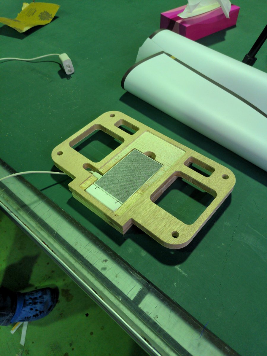 ハイエースのドリンクホルダーにワイヤレス充電器を付けます✨