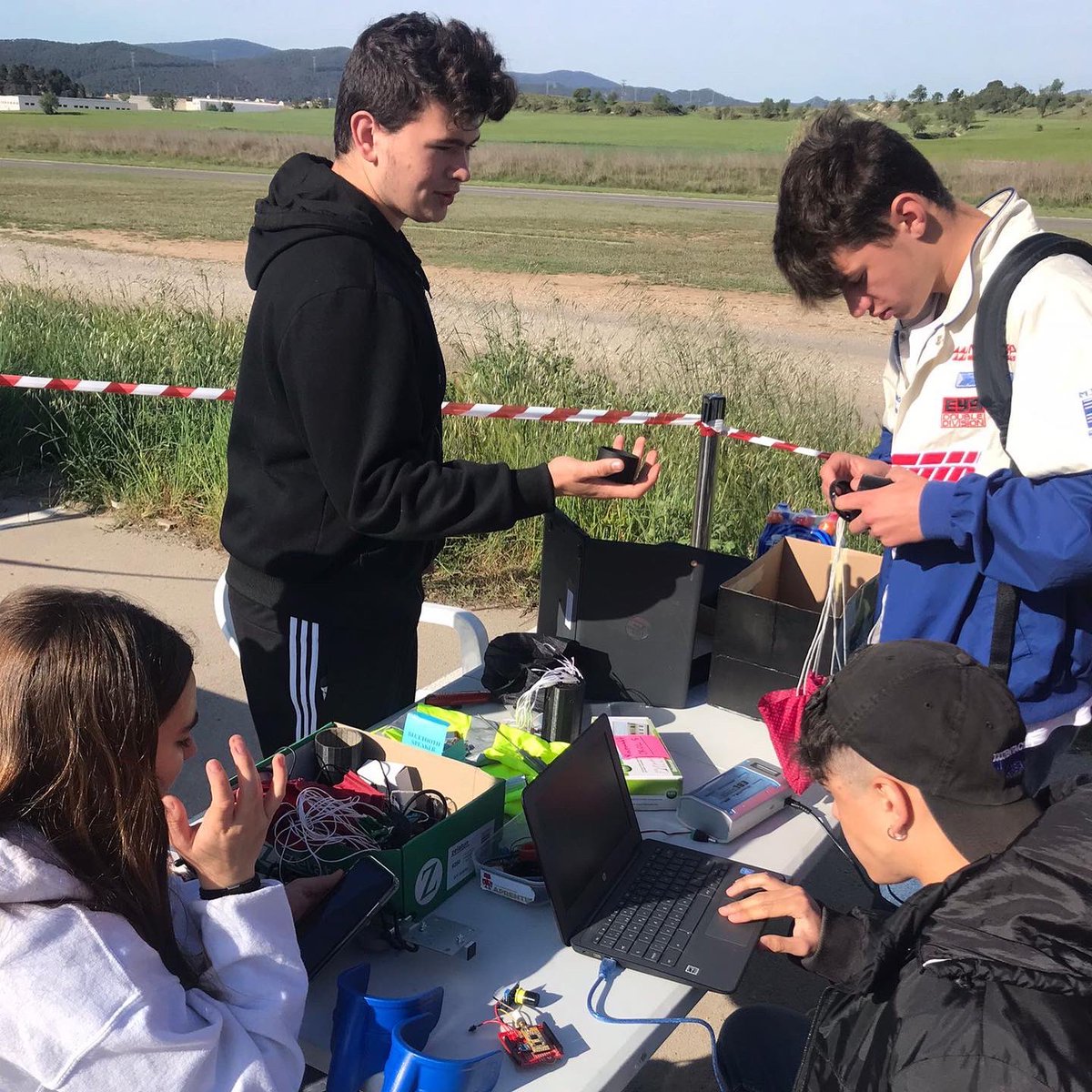 VedrunaTona's tweet photo. REGIONAL CATALUNYA 🛰

Aquest passat dissabte, 2 dels nostres equips de 4tESO han participat en la Regional Catalunya a l’aeròdrom d’Igualada. Han pogut enlairar els seus CanSat. Ara toca interpretar les dades obtingudes i defensar davant un comitè de científics!

#CanSat2022 https://t.co/wPsWRDxlFK