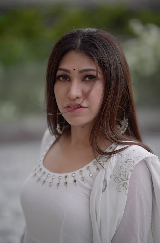 TulsikumarTK's tweet photo. What u looking at 👀🤍 
I hv my eyes set on my next release with @arijitsingh #HumNasheMeinTohNahin that premiers TODAY at 3.30pm from #BhoolBhulaiyaa2  on the @TSeries  YouTube channel 💓
#StayTuned n get ready to give all your loveeeee .. https://t.co/y7NVkonNRV
