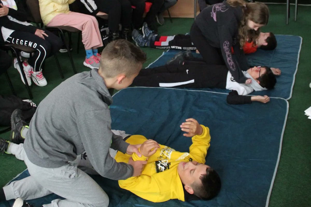 ckcetinje's tweet photo. 📌Uz mentorstvo volontera @ckcetinje, podmladak naše organizacije vrijedno uči 🚑prvu pomoć i sprema se za opštinsko takmičenje.
#FirstAid #competition #localcompetition #cetinje https://t.co/Imd3C0m7To