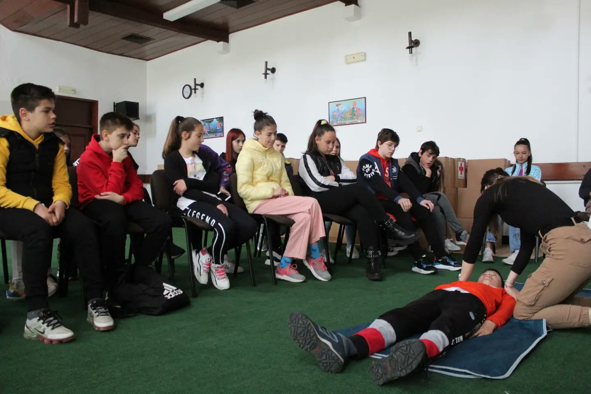 ckcetinje's tweet photo. 📌Uz mentorstvo volontera @ckcetinje, podmladak naše organizacije vrijedno uči 🚑prvu pomoć i sprema se za opštinsko takmičenje.
#FirstAid #competition #localcompetition #cetinje https://t.co/Imd3C0m7To