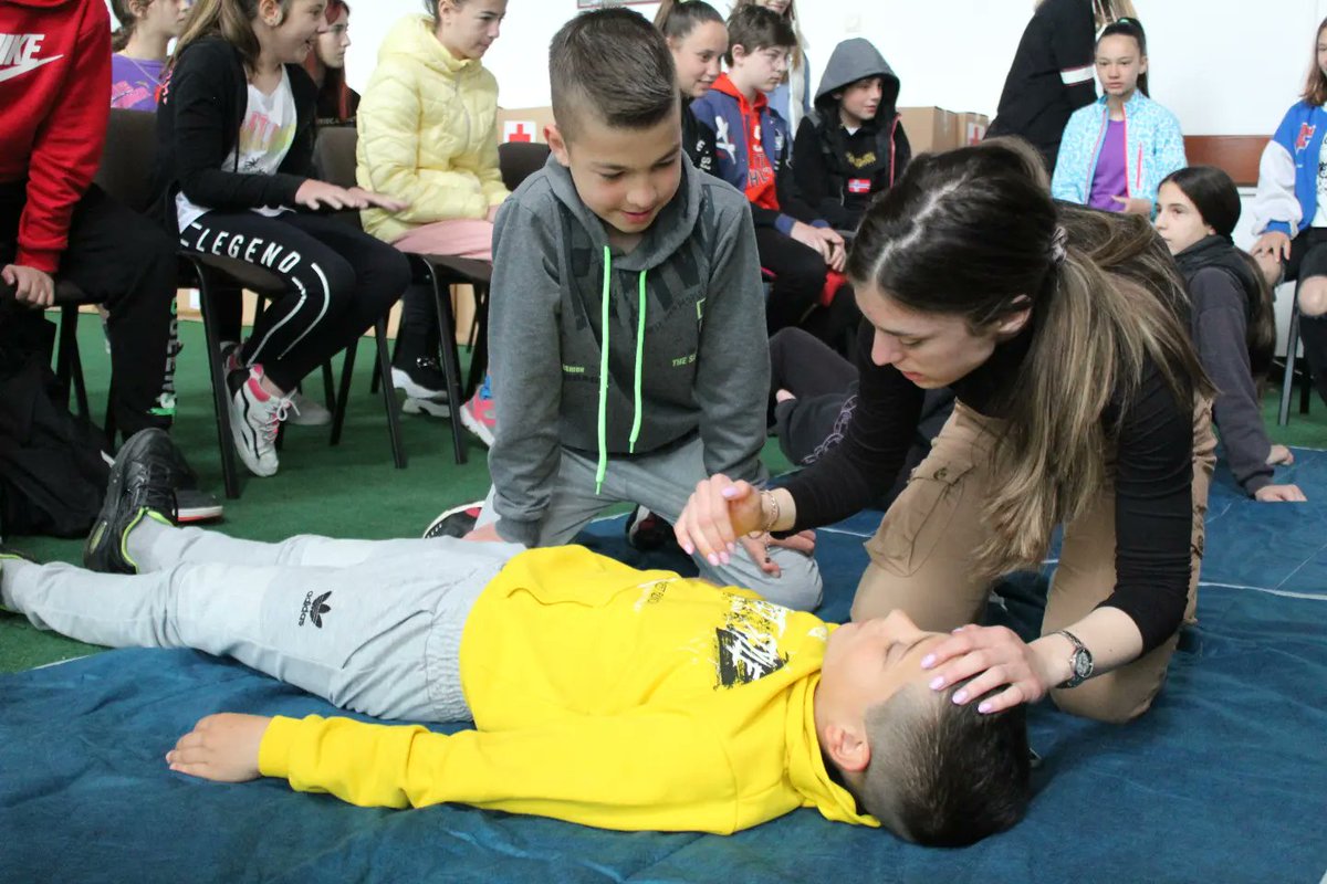 ckcetinje's tweet photo. 📌Uz mentorstvo volontera @ckcetinje, podmladak naše organizacije vrijedno uči 🚑prvu pomoć i sprema se za opštinsko takmičenje.
#FirstAid #competition #localcompetition #cetinje https://t.co/Imd3C0m7To