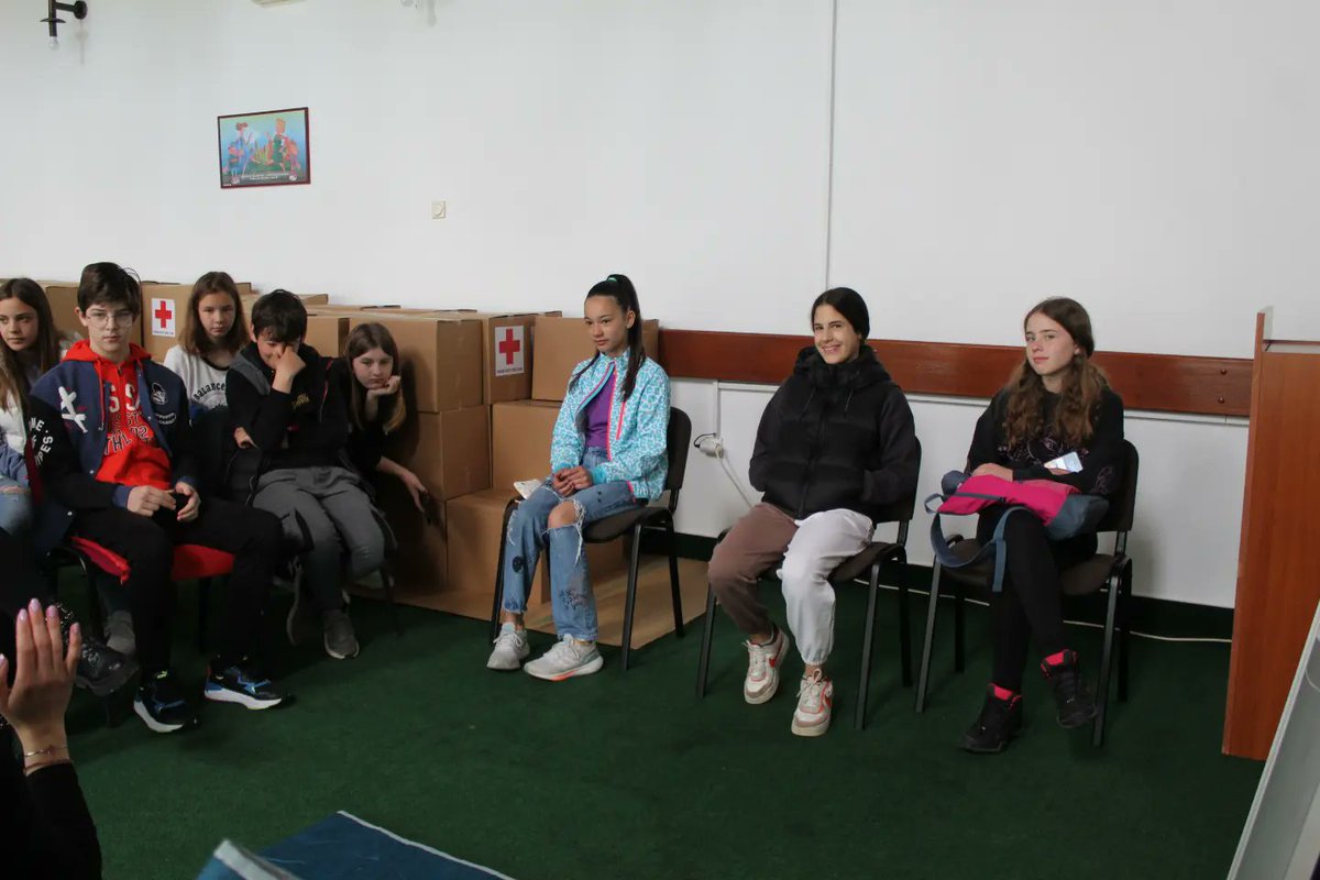 ckcetinje's tweet photo. 📌Uz mentorstvo volontera @ckcetinje, podmladak naše organizacije vrijedno uči 🚑prvu pomoć i sprema se za opštinsko takmičenje.
#FirstAid #competition #localcompetition #cetinje https://t.co/Imd3C0m7To