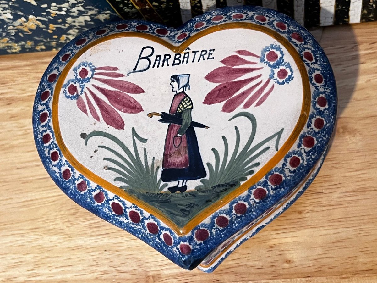 loveretrocrafts's tweet photo. French majolica quimper heart shaped trinket, HB quimper pottery FRANCE trinket box #potteryplatter #antiqueplatter #ceramicfishplatter #largefishplatter #fishplatter #collectibles #faienceceramic https://t.co/bZE5kNvT7N https://t.co/9RESXaiEsS