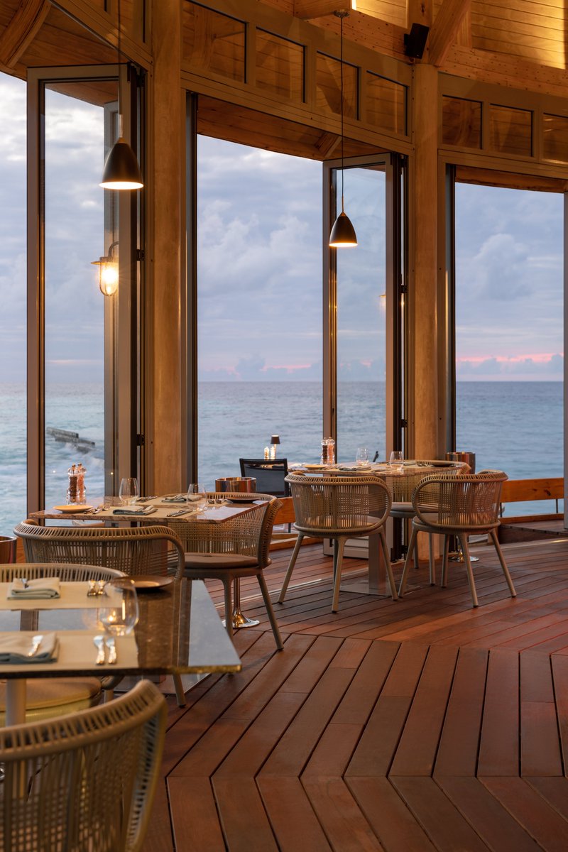 Maafushivaru_MV's tweet photo. One of our signature dining experiences with five
overwater private dining platforms, open to the stars above and the coral reef below. Classic grill-house fare including lobster, shrimp, choice cuts from our butcher, and Middle Eastern style kebabs cooked in our tandoor oven. https://t.co/3pOC4fyBgS
