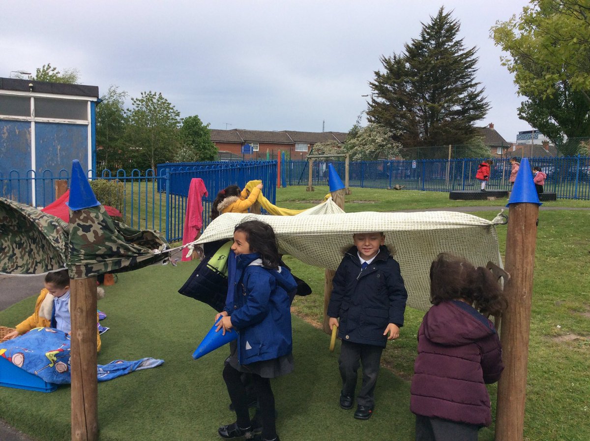 EYFS2stannes's tweet photo. What better way to start a Monday than some impromptu den building! Great team work Alder class! https://t.co/8csKlsyZZ4