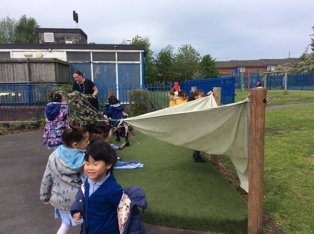 EYFS2stannes's tweet photo. What better way to start a Monday than some impromptu den building! Great team work Alder class! https://t.co/8csKlsyZZ4