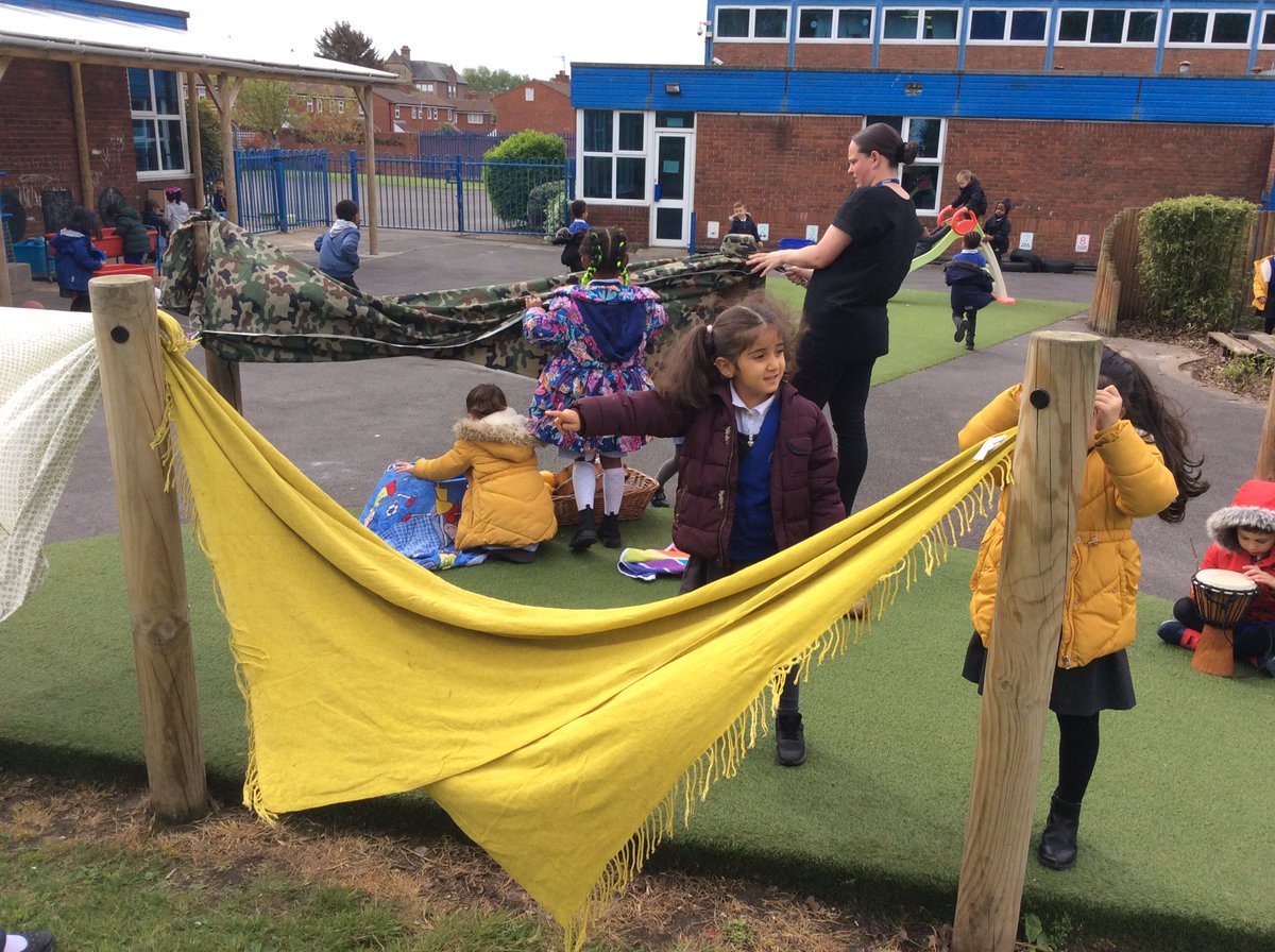 EYFS2stannes's tweet photo. What better way to start a Monday than some impromptu den building! Great team work Alder class! https://t.co/8csKlsyZZ4