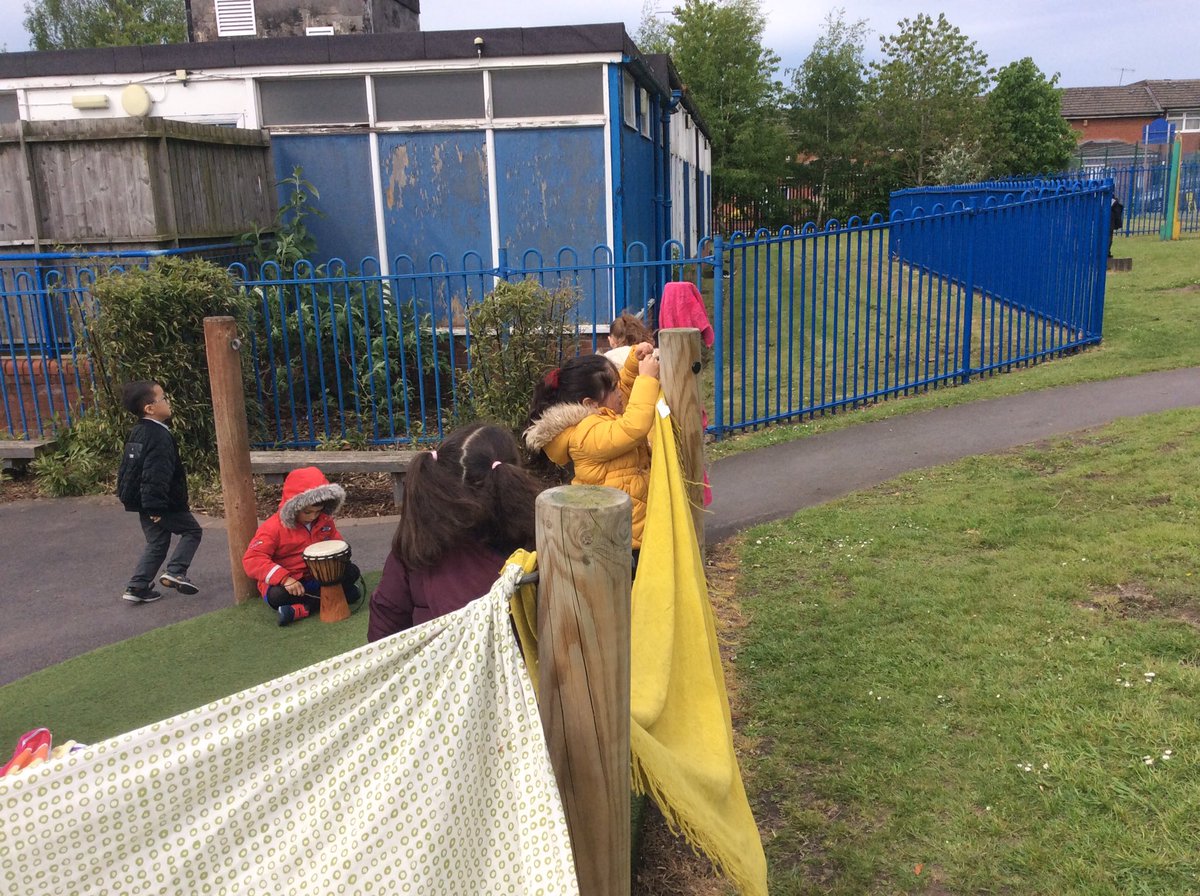 EYFS2stannes's tweet photo. What better way to start a Monday than some impromptu den building! Great team work Alder class! https://t.co/8csKlsyZZ4
