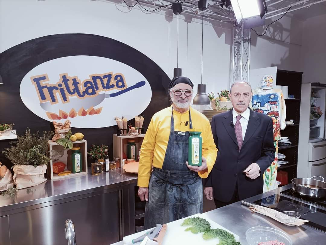 ConoeConsorzio's tweet photo. 🎥Si parte oggi alle ore 13 con "Frittanza - Altro fritto, altra corsa"!
♻️Come #CONOE prenderemo parte alla trasmissione per sensibilizzare gli aspiranti chef sul corretto smaltimento dell'olio vegetale esausto.
📺Seguici su #AlmaTV, canale 65 del digitale terrestre. https://t.co/wkCINhGAXw